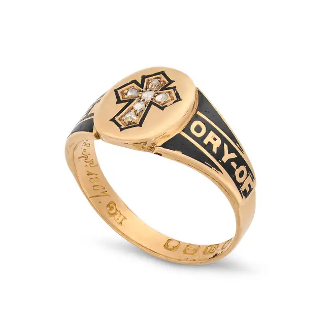 AN ANTIQUE VICTORIAN DIAMOND AND ENAMEL MOURNING RING, 1867 in 18ct yellow gold, set with rose cut