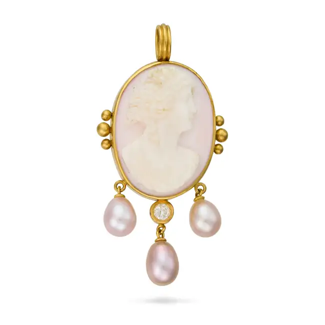 A CONCH SHELL CAMEO, DIAMOND AND PEARL PENDANT set with an oval conch shell cameo carved to depict