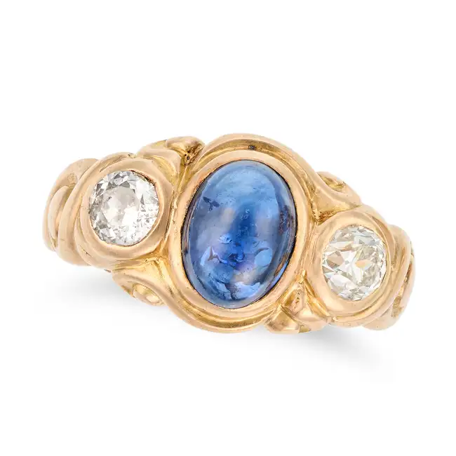 AN ANTIQUE SAPPHIRE AND DIAMOND RING in yellow gold, set with a cabochon sapphire of approximately