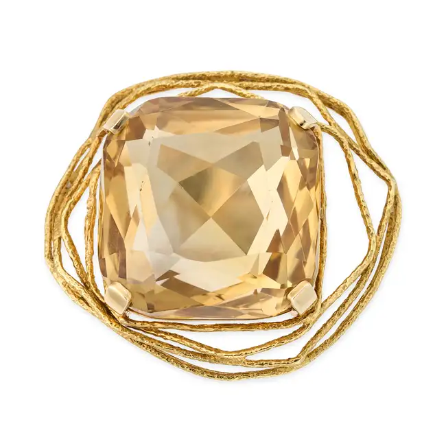 A VINTAGE CITRINE BROOCH in yellow gold, set with a cushion cut citrine of approximately 94.64