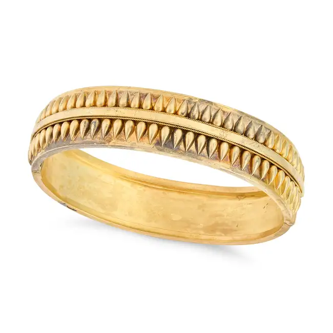 AN ANTIQUE VICTORIAN ETRUSCAN REVIVAL BANGLE, CIRCA 1860-1880 the hinged bangle set to one half with