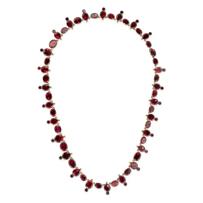 AN ANTIQUE GARNET RIVIERE NECKLACE, 19TH CENTURY comprising a row of alternating foiled pear and