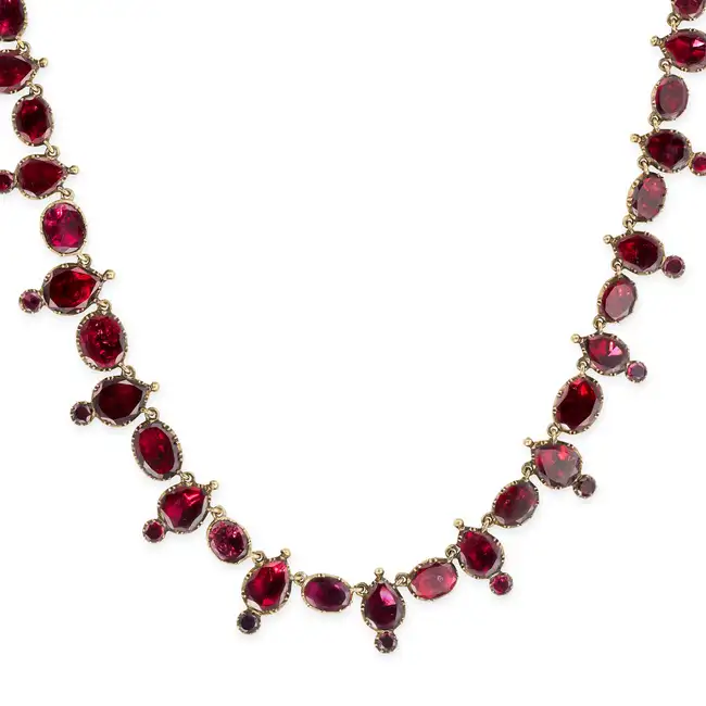 AN ANTIQUE GARNET RIVIERE NECKLACE, 19TH CENTURY comprising a row of alternating foiled pear and