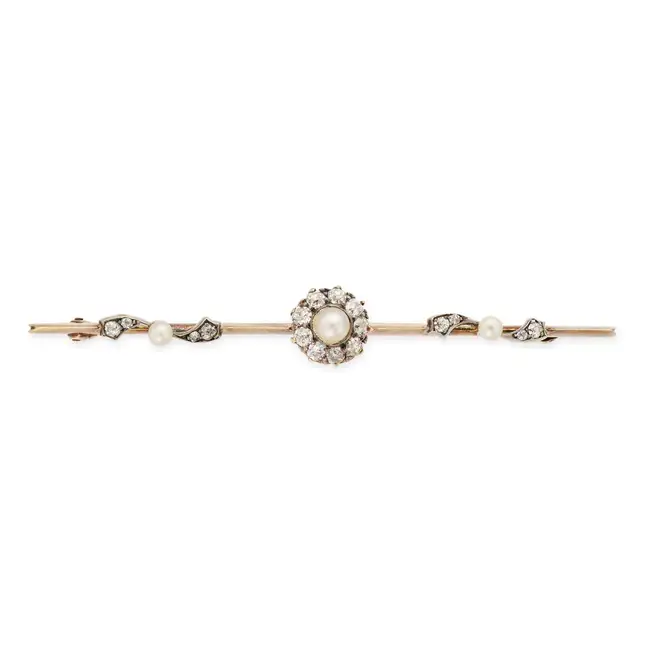 NO RESERVE - AN ANTIQUE PEARL AND DIAMOND BAR BROOCH, 19TH CENTURY in yellow gold and silver, set