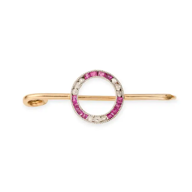 NO RESERVE - AN ANTIQUE RUBY AND DIAMOND BROOCH, EARLY 20TH CENTURY in yellow gold and platinum,