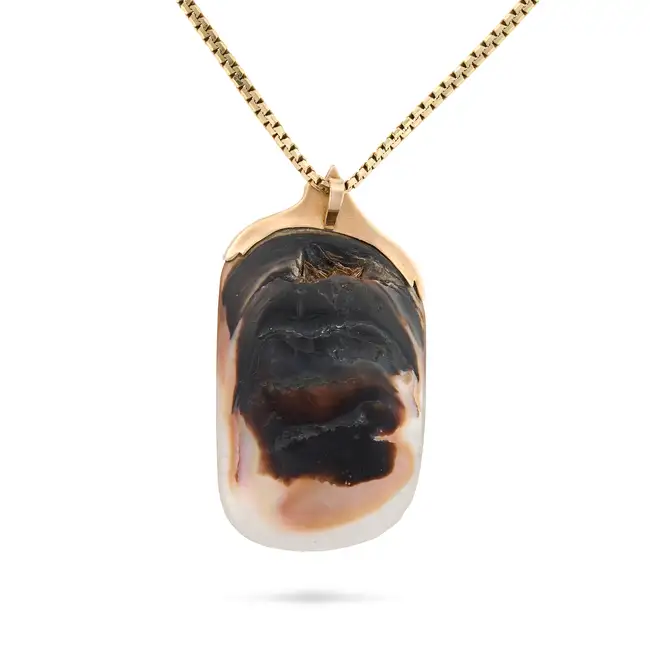 A LARGE VINTAGE MOTHER OF PEARL PENDANT NECKLACE the pendant set with a large section of mother of