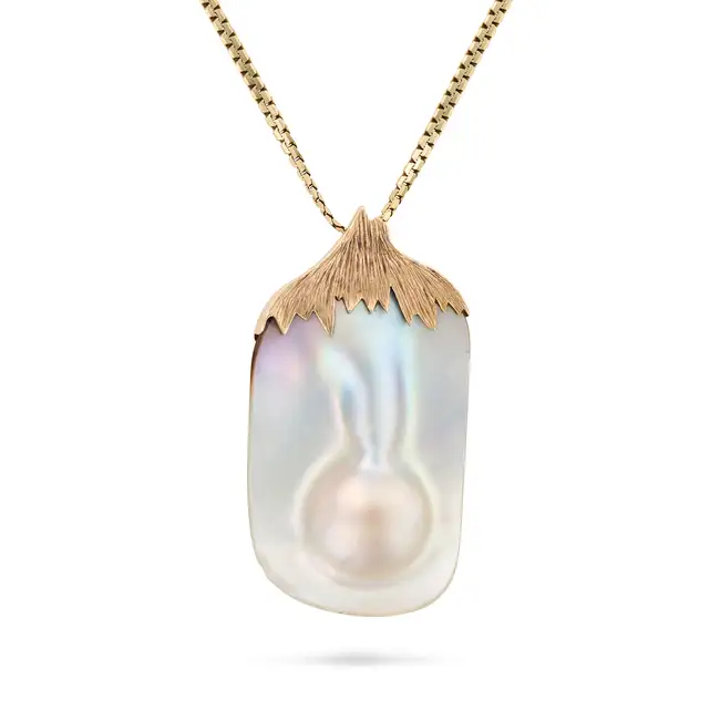 A LARGE VINTAGE MOTHER OF PEARL PENDANT NECKLACE the pendant set with a large section of mother of