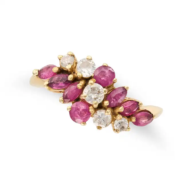 NO RESERVE - A RUBY AND DIAMOND DRESSS RING in 18ct yellow gold, set with round brilliant cut