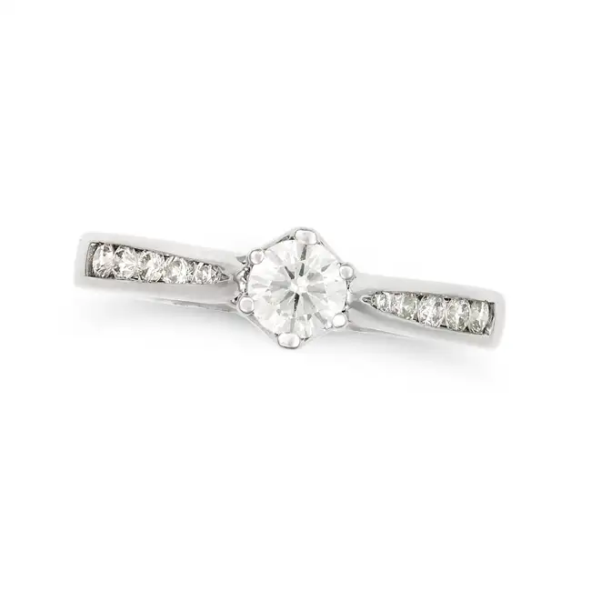 A SOLITAIRE DIAMOND RING in 18ct white gold, set with a round brilliant cut diamond of 0.50