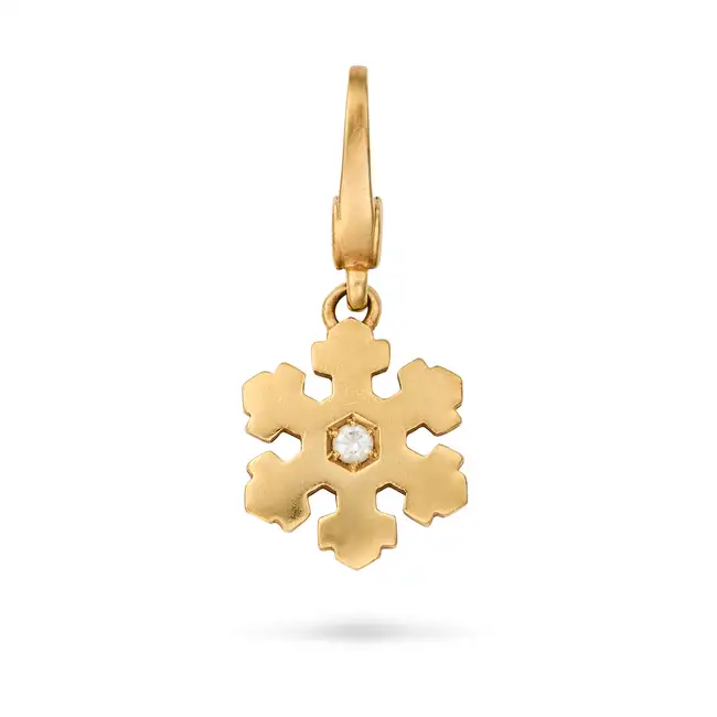 NO RESERVE - BULGARI, A DIAMOND SNOWFLAKE CHARM / PENDANT in 18ct yellow gold, designed as a