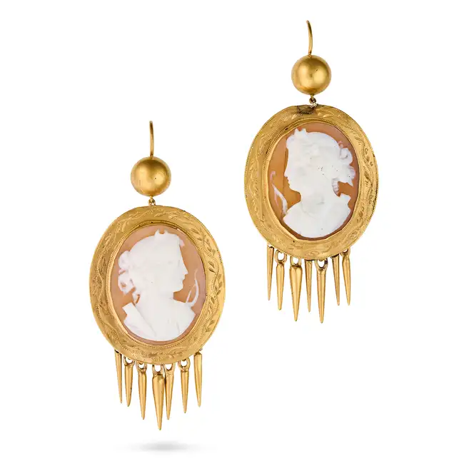 A PAIR OF ANTIQUE SHELL CAMEO DROP EARRINGS, 19TH CENTURY each set with an oval shell cameo carved