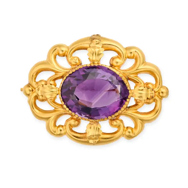 NO RESERVE - AN ANTIQUE VICTORIAN AMETHYST BROOCH in yellow gold, set with an oval cut amethyst of