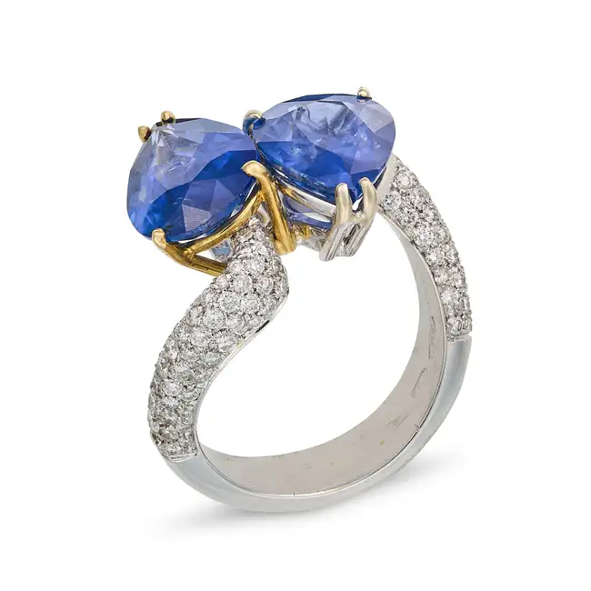AN ITALIAN SAPPHIRE AND DIAMOND TOI ET MOI RING set with two pear cut sapphires of approximately 3.
