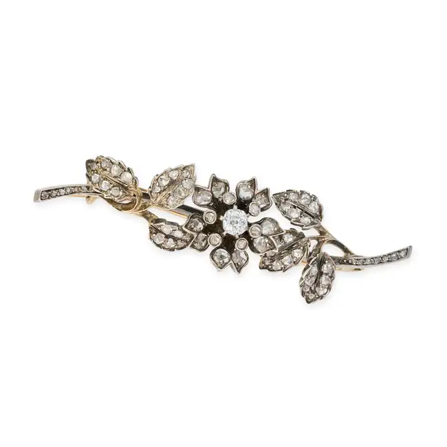 AN ANTIQUE DIAMOND BROOCH in yellow gold and silver, the bar brooch in foliate design, set with