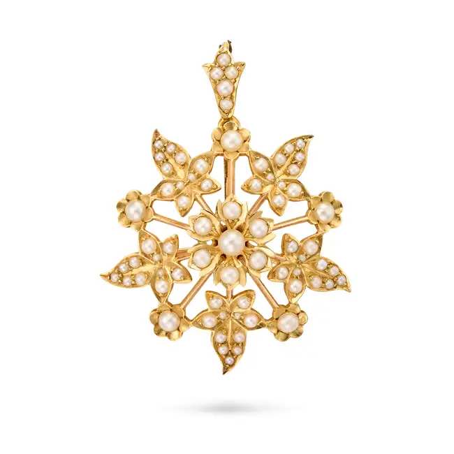 NO RESERVE - AN ANTIQUE VICTORIAN PEARL FLOWER BROOCH / PENDANT, CIRCA 1895 in yellow gold, designed