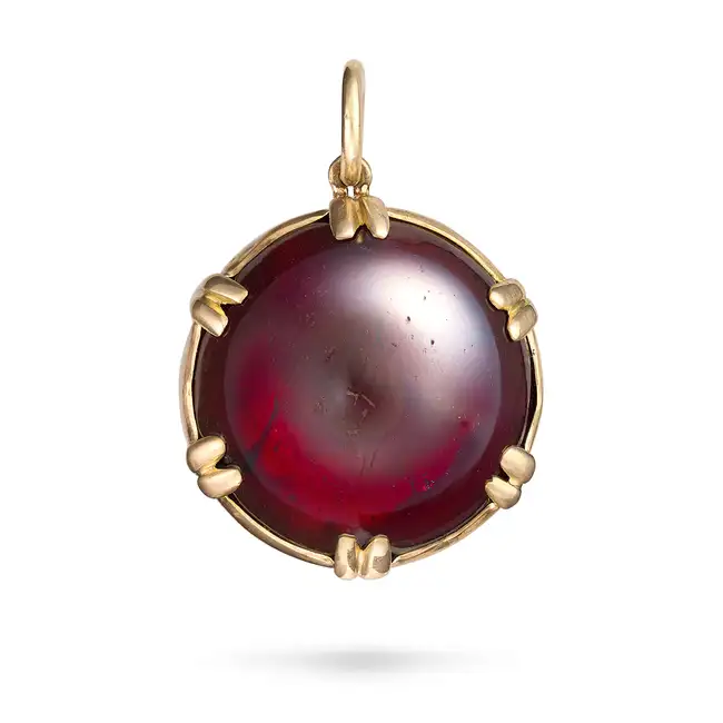 AN ANTIQUE GARNET PENDANT in 9ct gold, set with a round cabochon garnet, the reverse engraved '