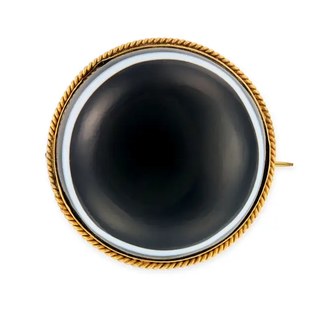 NO RESERVE - AN ANTIQUE VICTORIAN BANDED AGATE BROOCH, CIRCA 1880 in yellow gold, set with a