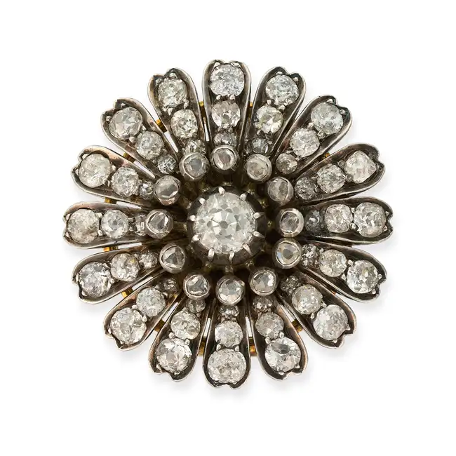 AN ANTIQUE DIAMOND DAISY BROOCH, 19TH CENTURY in yellow gold and silver, designed as a daisy, set