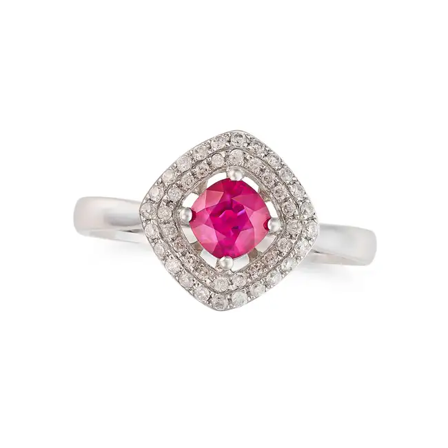 A RUBY AND DIAMOND RING in 18ct white gold, set with a round cut ruby of approximately 0.59