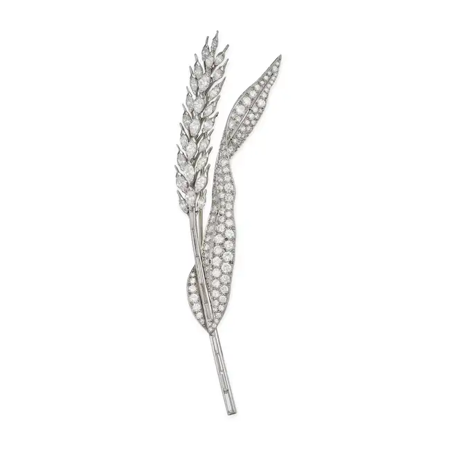 A FINE MID CENTURY DIAMOND WHEAT EAR BROOCH in 14ct white gold, designed as an ear of wheat set with