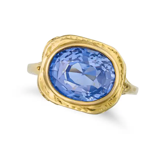 A FINE SAPPHIRE RING set with an oval cut sapphire of approximately 4.43 carats, no assay marks,