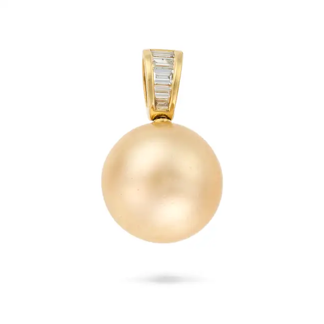 NO RESERVE - A GOLDEN PEARL AND DIAMOND PENDANT in 18ct yellow gold, comprising a golden pearl of