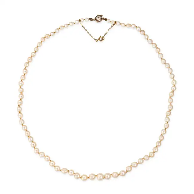 NO RESERVE - AN ANTIQUE PEARL AND DIAMOND NECKLACE in yellow gold and silver, comprising a single