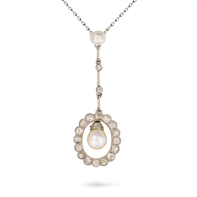 AN ANTIQUE NATURAL SALTWATER PEARL AND DIAMOND PENDANT NECKLACE, EARLY 20TH CENURY suspending a