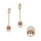 A PEARL HEDGEHOG EARRINGS AND RING SUITE the ring designed as a hedgehog set with pearls, the nose