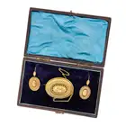 NO RESERVE - AN ANTIQUE VICTORIAN GOLD ETRUSCAN REVIVAL BROOCH AND EARRINGS SUITE, CIRCA 1850 in