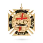 AN ENAMEL KNIGHTS TEMPLAR MASONIC PENDANT designed as a cross pattee with crossed swords,