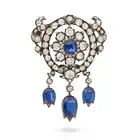 A FINE ANTIQUE SAPPHIRE AND DIAMOND BROOCH in yellow gold and silver, designed as a flower set