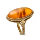 NO RESERVE - A VINTAGE AMBER RING in 9ct yellow gold, set with an oval cabochon amber within a