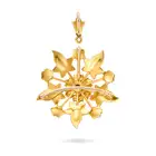 NO RESERVE - AN ANTIQUE VICTORIAN PEARL FLOWER BROOCH / PENDANT, CIRCA 1895 in yellow gold, designed