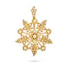 NO RESERVE - AN ANTIQUE VICTORIAN PEARL FLOWER BROOCH / PENDANT, CIRCA 1895 in yellow gold, designed