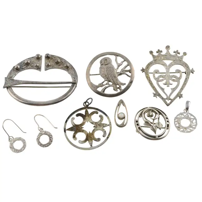 Eight items of jewellery