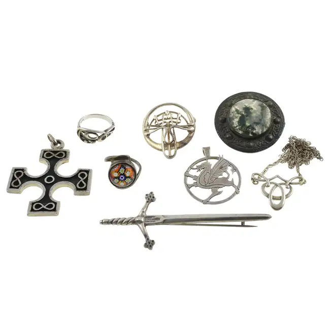 Eight items of jewellery