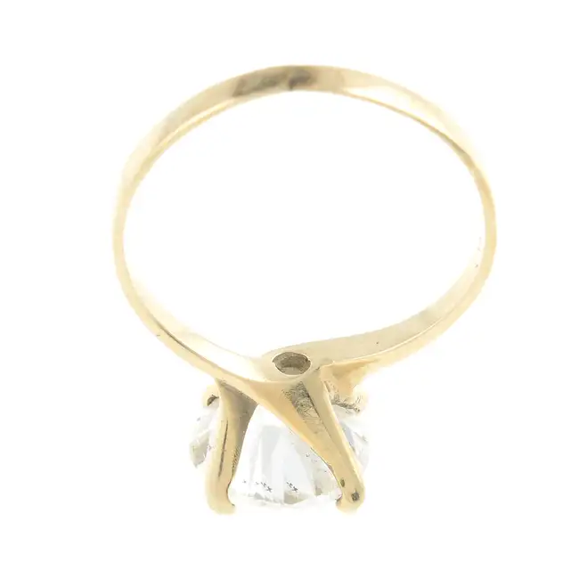 Cubic zirconia single-stone ring