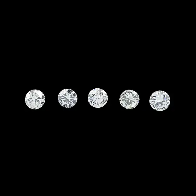 Five brilliant-cut diamonds, one glass-filled, 1.14ct