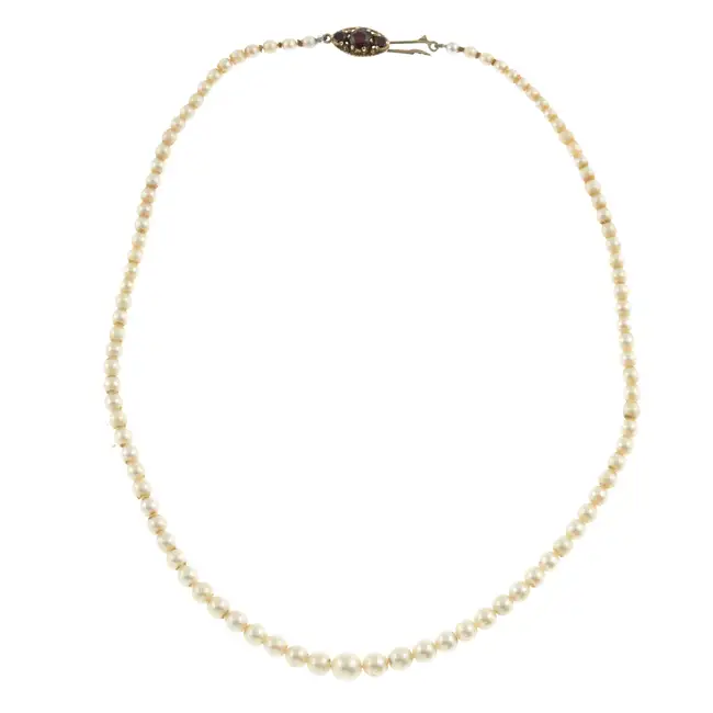Cultured pearl necklace, 9ct gold garnet clasp