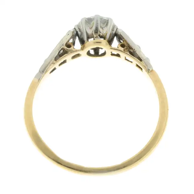 Diamond ring, with diamond line shoulders