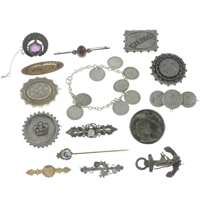 Fifteen late 19th & later jewellery, nine silver