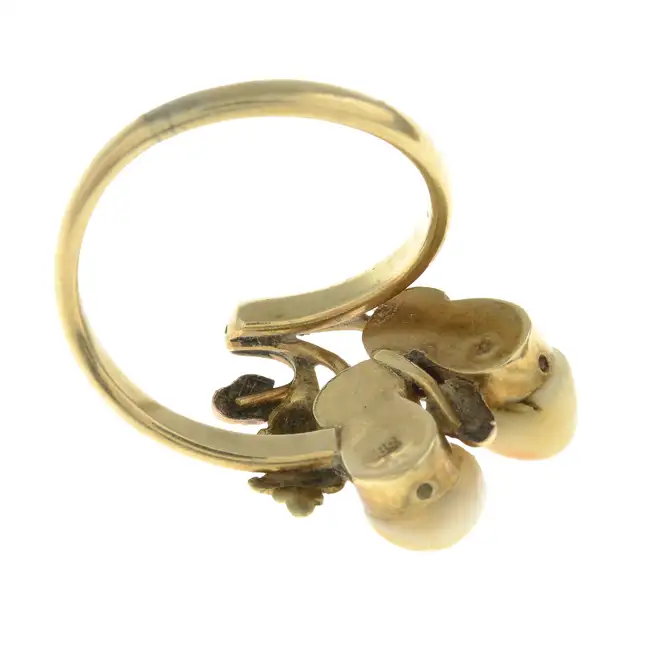 Foliate ring, with acorn tooth detail
