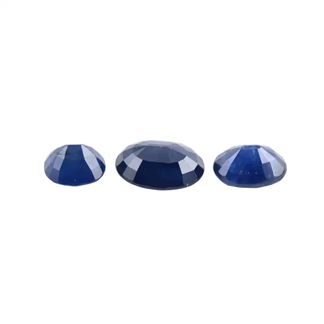 Three oval-shape sapphires, 6.09ct
