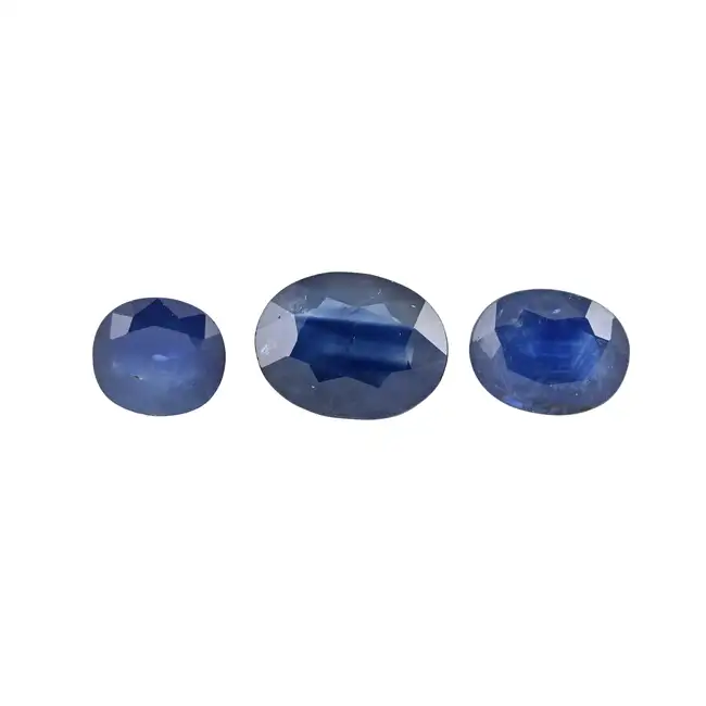 Three oval-shape sapphires, 6.09ct