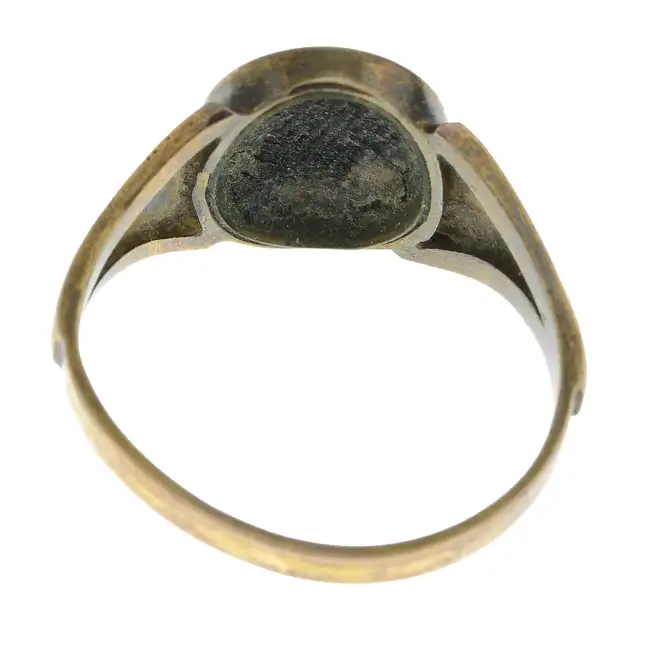 Mid Victorian 15ct gold split pearl mourning ring