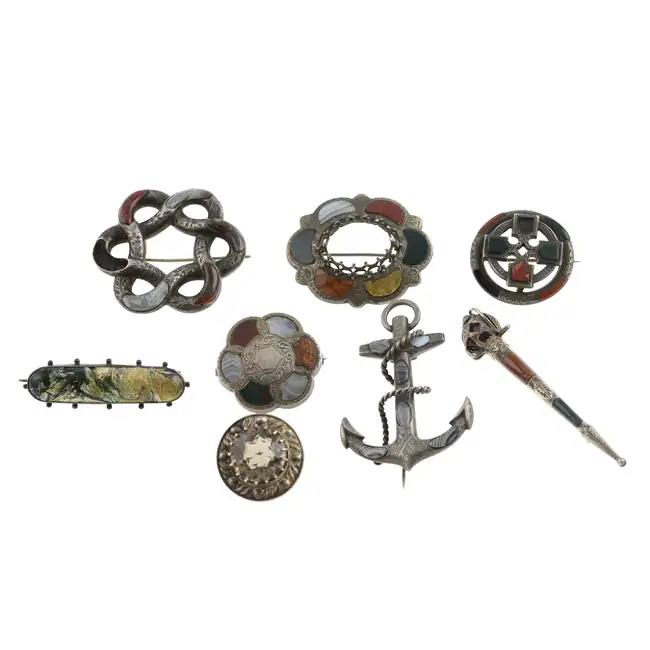 Assorted late 19th century & later gem brooches