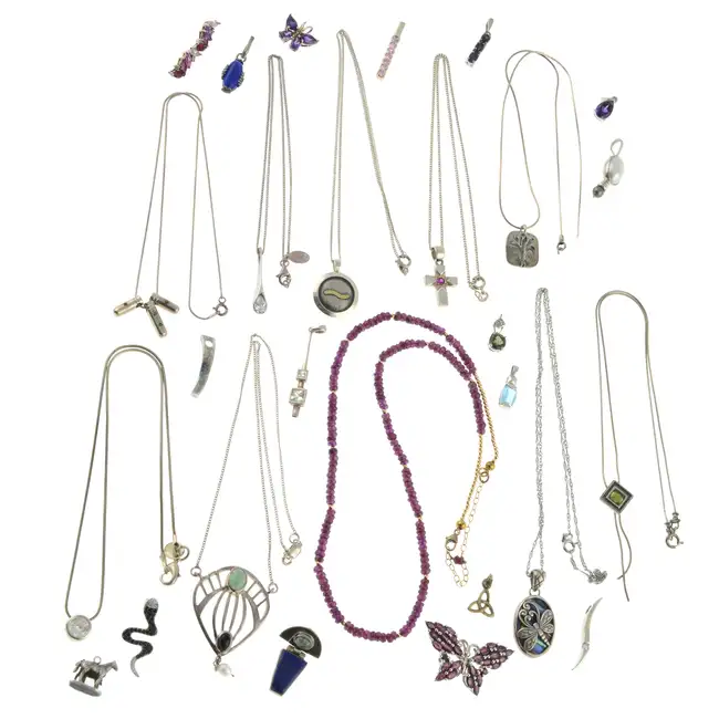 Thirty assorted jewellery