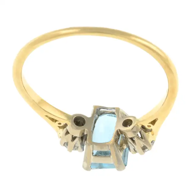 18ct gold aquamarine & diamond three-stone ring