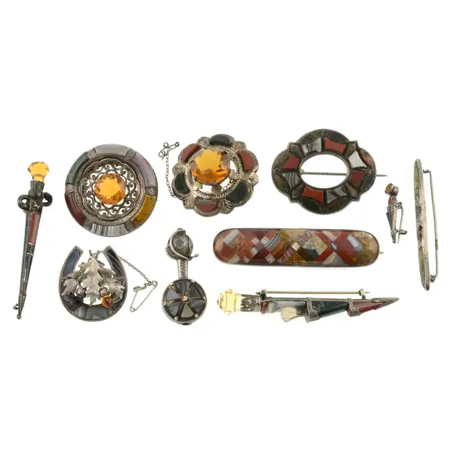 Ten Victorian to early 20th century brooches